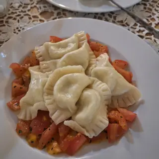 Z trzema serami, na duszonych pomidorach